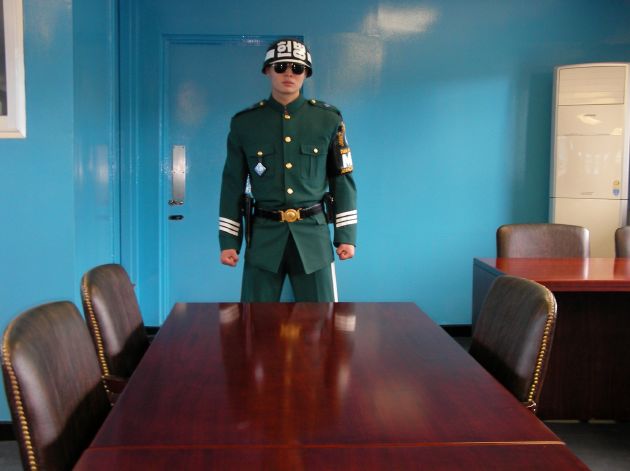 会議所内を警備する韓国軍兵士